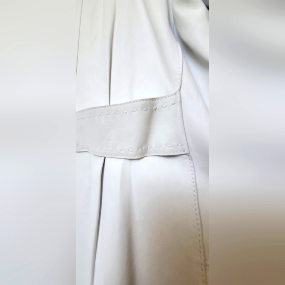 ELIE TAHARI WHITE LEATHER COAT - Picture 6 of 16